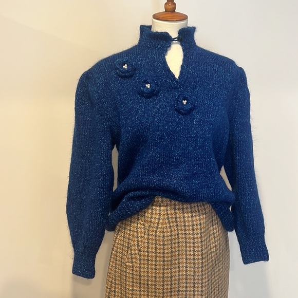 Entirely handcrafted sweater w/ amazing detail sleeves crocheted flowers pearls - Picture 9 of 13